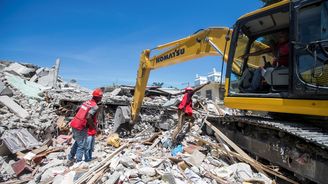 Na Haiti jsou po otřesech zničené desítky tisíc domů, zemi hrozí šíření cholery