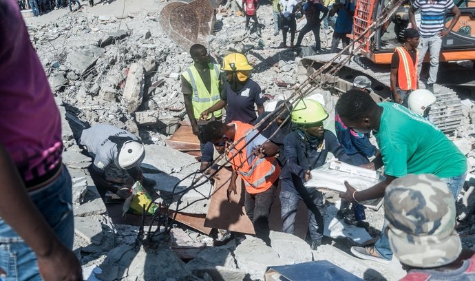 Haiti po zemětřesení hlásí už skoro 1300 obětí a tisíce zraněných