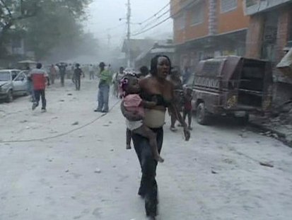 Zemětřesení na Haiti v roce 2010: Šokovaná žena nese své dítě a nejspíš neví, kam jde...