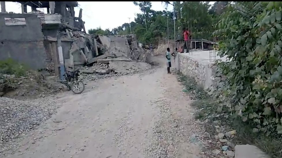 Zemětřesení na Haiti napáchalo obří škody.