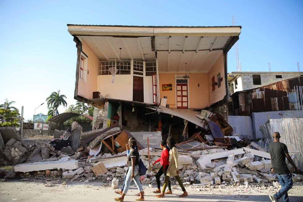 Zemětřesení na Haiti si vyžádalo stovky obětí.