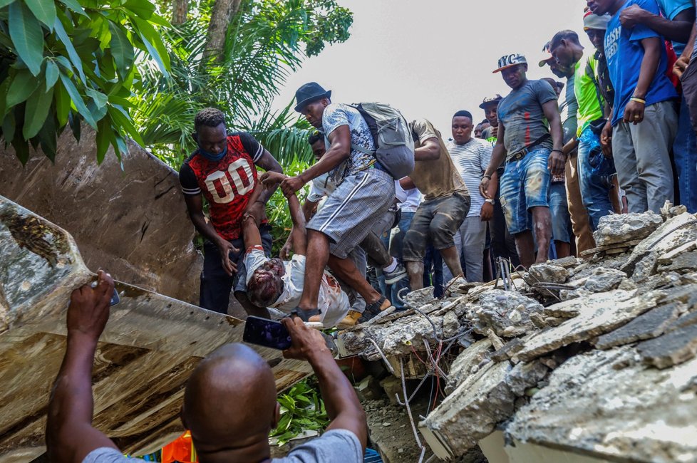 Zemětřesení na Haiti si vyžádalo stovky obětí.