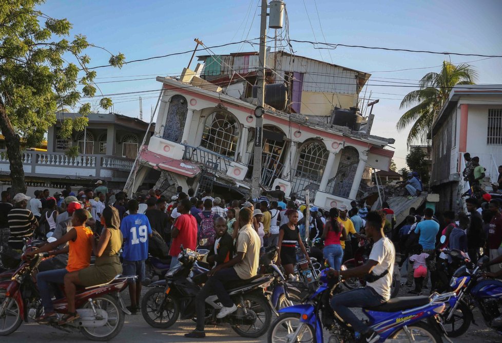 Zemětřesení na Haiti si vyžádalo stovky obětí.