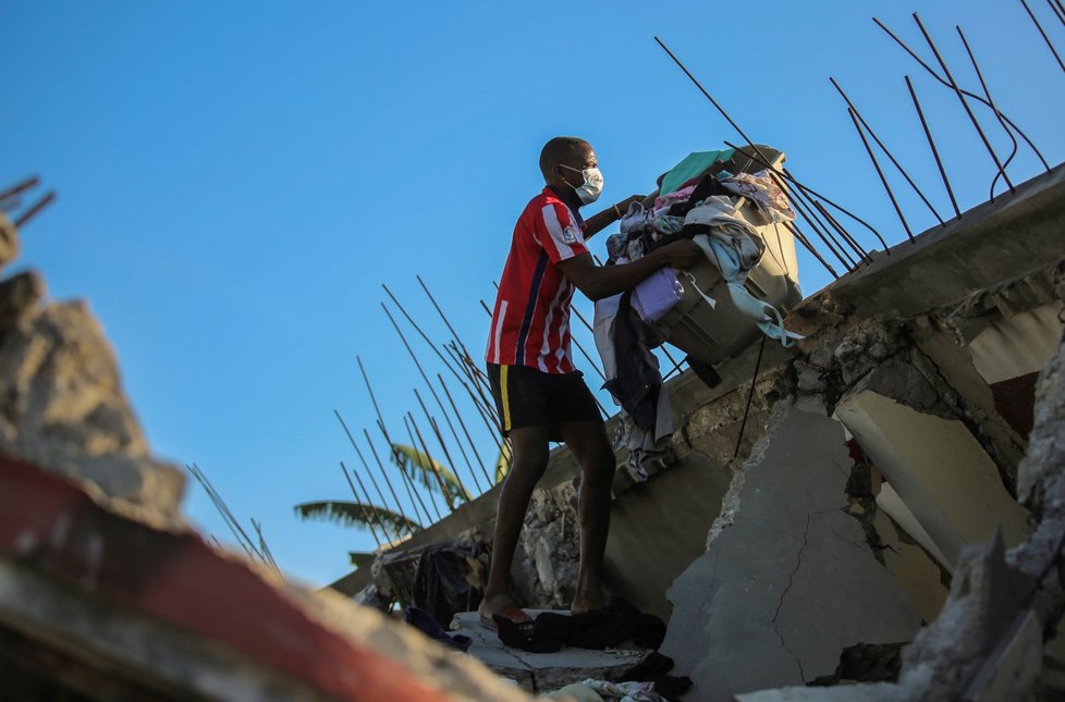 Zemětřesení na Haiti si vyžádalo stovky obětí.