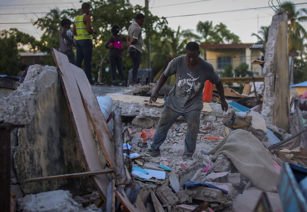 Zemětřesení na Haiti si vyžádalo stovky obětí.