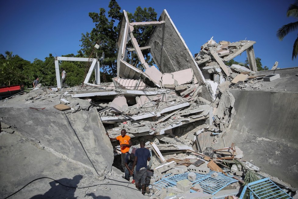 Zemětřesení na Haiti si vyžádalo stovky obětí.
