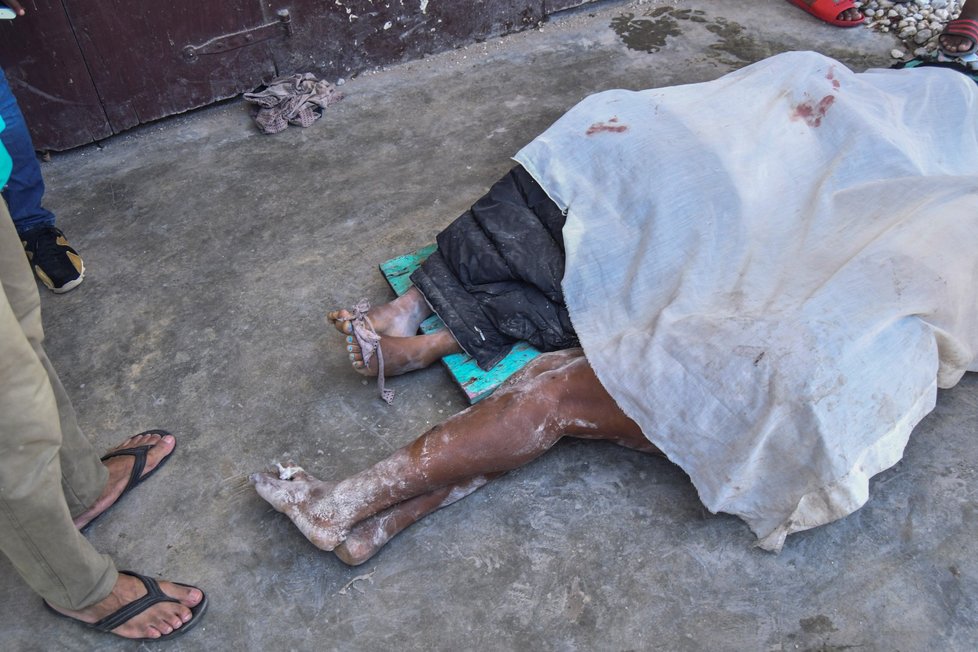 Zemětřesení na Haiti si vyžádalo stovky obětí.