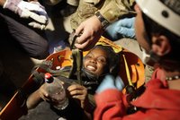 Haiti: Žena (25) a stařenka (70) přežily 7 dní pod troskami
