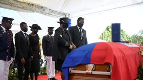 První dáma Martine Moïseová na pohřbu svého chotě, prezidenta Jovenela Moïseho