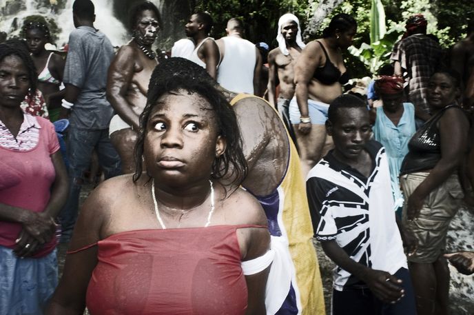 Festival vúdú v Saut-d’Eau v Haiti. Každý červenec navštíví tisíce Haiťanů posvátný vodopád ležící 60 kilometrů severně od Port-au-Prince, nejvýznamnější poutní místo voodoo v této karibské zemi. Katolická církev se nejprve snažila pouť, považovanou za rouhačskou, vymýtit. Dnes v rámci synkretismu věřící tuto božskou bytost uznávají jako Pannu zázraků. vúdú vytvořili afričtí otroci, kteří byli na Haiti přivezeni v 16. století a dál se drželi svých tradičních afrických náboženských představ, zároveň však byli nuceni přijmout náboženství svých otrokářů. Festival vúdú v Saut-d’Eau v Haiti. Každý červenec navštíví tisíce Haiťanů posvátný vodopád ležící 60 kilometrů severně od Port-au-Prince, nejvýznamnější poutní místo voodoo v této karibské zemi. Katolická církev se nejprve snažila pouť, považovanou za rouhačskou, vymýtit. Dnes v rámci synkretismu věřící tuto božskou bytost uznávají jako Pannu zázraků. vúdú vytvořili afričtí otroci, kteří byli na Haiti přivezeni v 16. století a dál se drželi svých tradičních afrických náboženských představ, zároveň však byli nuceni přijmout náboženství svých otrokářů.