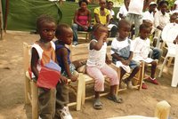 Pomoc Haiti: Kupte si obraz, postavíte školu