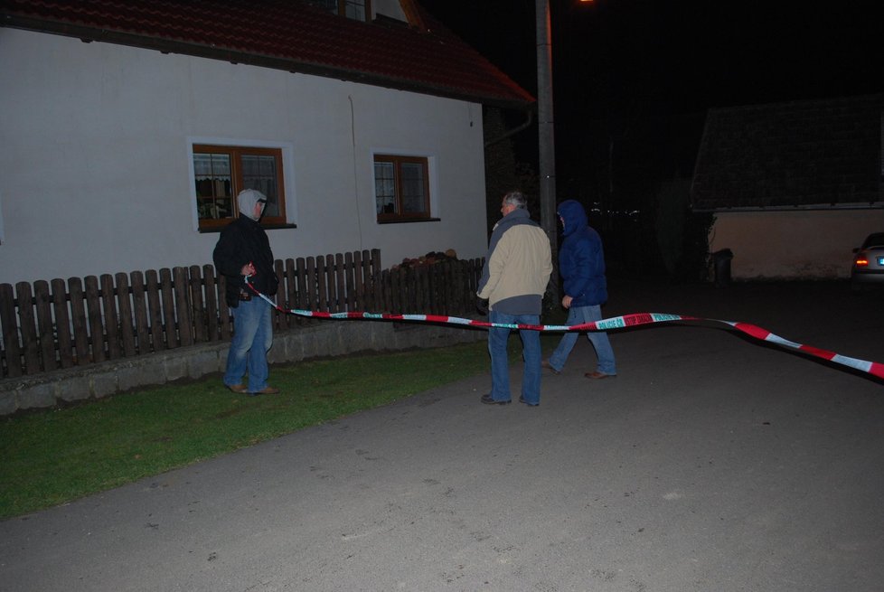 Policisté uzavřeli obec Hajany na Strakonicku, kde zastřelili uprchlého vězně Pavla Tauchena a postřelili jeho manželku
