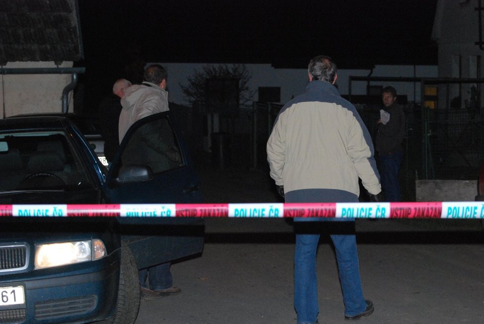 Policisté uzavřeli obec Hajany na Strakonicku, kde zastřelili uprchlého vězně Pavla Tauchena a postřelili jeho manželku