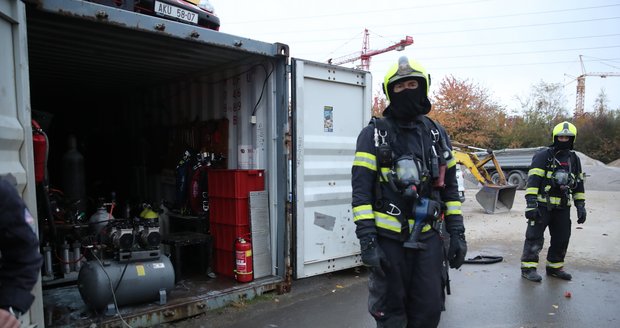 V ulici Hájčí v pražských Stodůlkách došlo k požáru tlakových lahví. Muže s vážnými popáleninami museli záchranáři urychleně převézt do nemocnice. (2. listopad 2023)