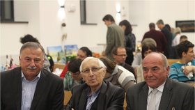 Fotografie ze závěru roku 2017. Pohublý senátor Jan Hajda (uprostřed) zemřel o pár měsíců později