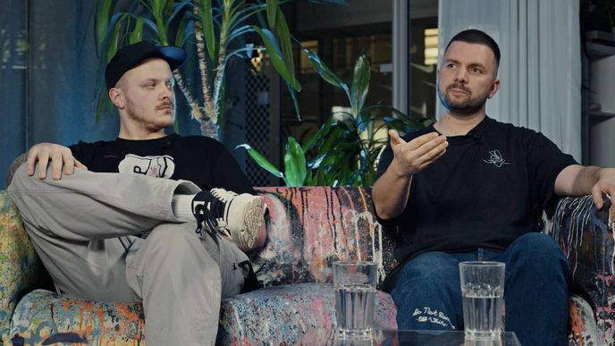 Hostem dalšího dílu podcastu Botník byl zakladatel Footshopu Peter Hajduček (vpravo) Hostem dalšího dílu podcastu Botník byl zakladatel Footshopu Peter Hajduček (vpravo)