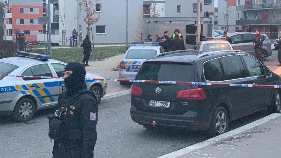 Policisté na pražských Hájích vyšetřují oznámení o zranění, na místě se mělo střílet.