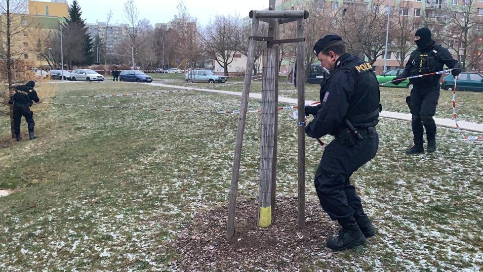 Policisté na pražských Hájích vyšetřují oznámení o zranění, na místě se mělo střílet.