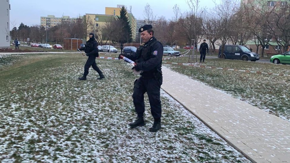 Policisté na pražských Hájích vyšetřují oznámení o zranění, na místě se mělo střílet.