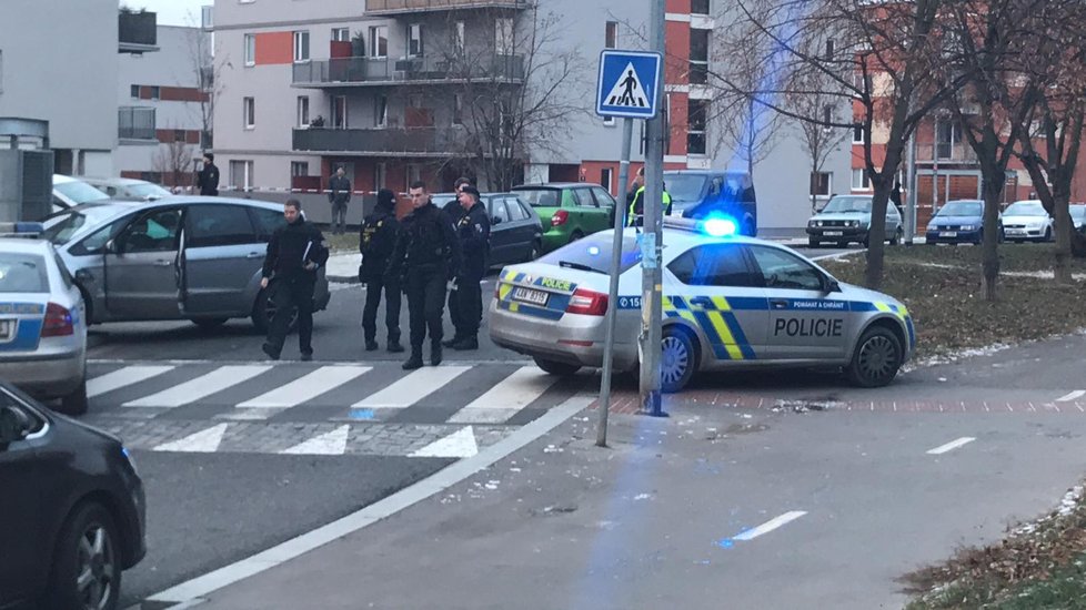 V Loosově ulici na pražských Hájích zasahovali třetí adventní neděli policisté i záchranáři.