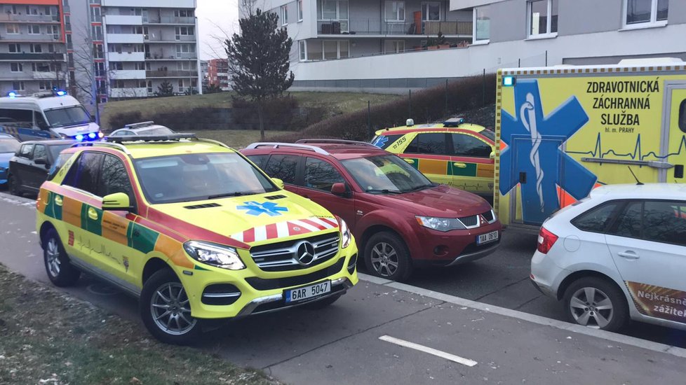 V Loosově ulici na pražských Hájích zasahovali třetí adventní neděli policisté i záchranáři.