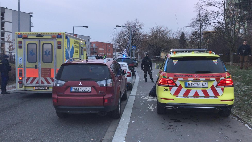 V Loosově ulici na pražských Hájích zasahovali o třetí adventní neděli policisté i záchranáři.