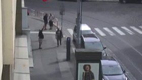 Strážníci zadrželi muže, který v centru Prahy hajloval a provolával rasistická hesla.
