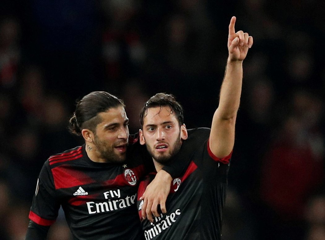 Hakan Calhanoglu z AC Milán slaví vedoucí gól na hřišti Arsenalu