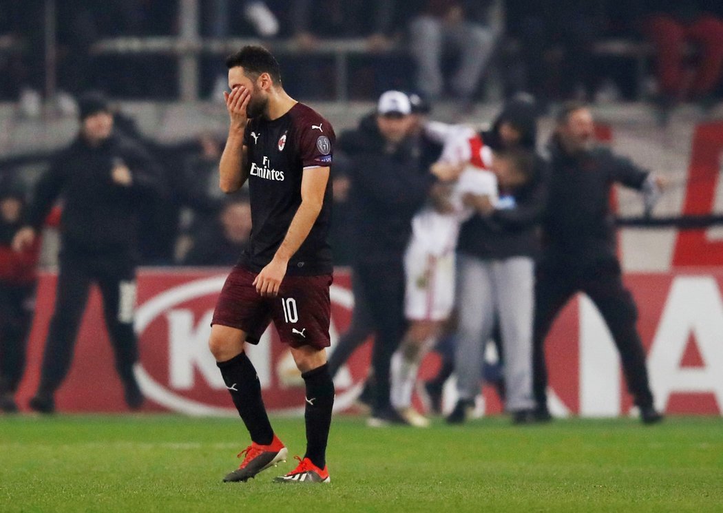 Zklamaný Hakan Calhanoglu po prohře AC Milán s Olympiakosem a konci v Evropské lize