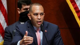 První černošský lídr demokratů v americké Sněmovně: Pelosiovou vystřídá Hakeem Jeffries