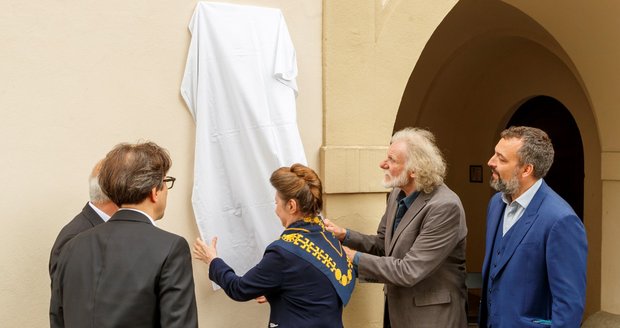 Na domě manželů Hakonových na pražských Hřebenkách byla odhalena pamětní deska na jejich počest