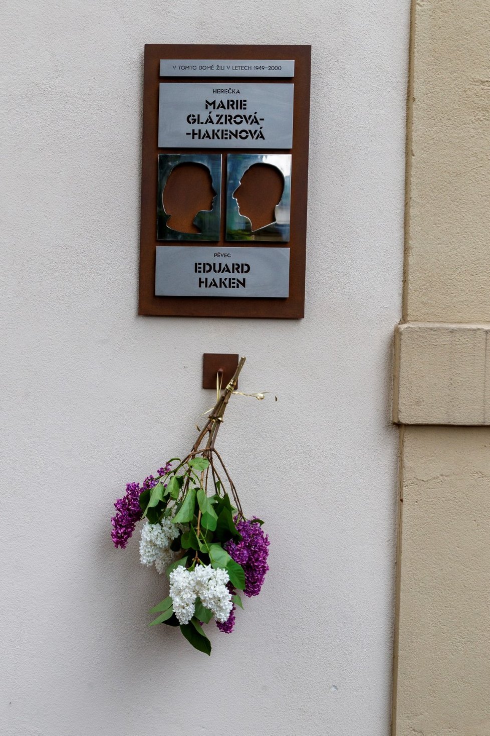 Na domě manželů Hakonových na pražských Hřebenkách byla odhalena pamětní deska na jejich počest