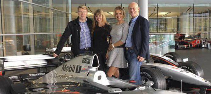 Mika se svou ženou Markétou (vlevo) a monopostem, se kterým slavil jeden z titulů mistra světa F1