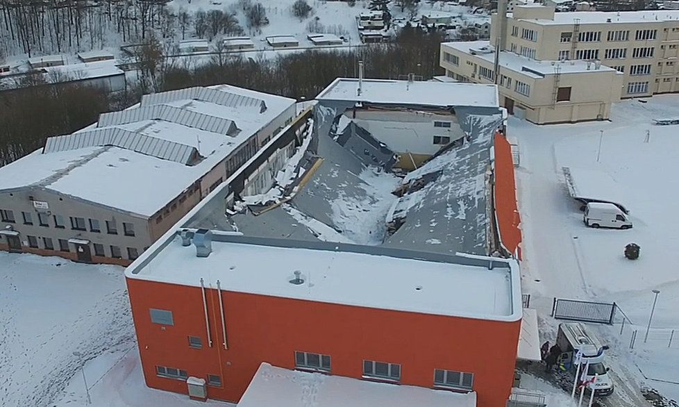 Zřícená střecha v České Třebové, jak ji natočil dron Pardubického kraje.