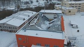Zřícená střecha v České Třebové, jak ji natočil dron Pardubického kraje.