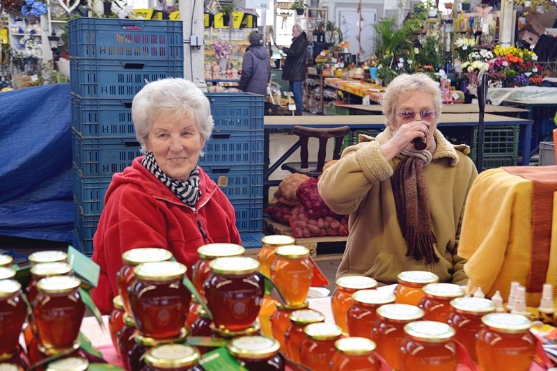 Koupíte tady i český med.