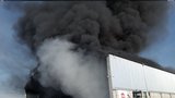V Hradci Králové hořela hala s odpadem: Zasahovat muselo několik jednotek