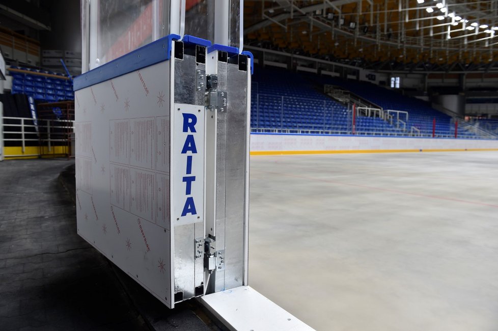 Hala Rondo v Brně, kde hrají hokejisté Komety, má za více než deset milionů korun nové osvětlení, mantinely a plexiskla. Osvětlení už bylo na hranici pravidel. Mantinely zvýší bezpečnost hráčů.