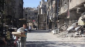 Celé zničené čtvrti od útoků obou armád v Sýrii.