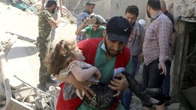 Útoky na důležitou nemocnici v Sýrii si vyžádaly až 60 obětí.