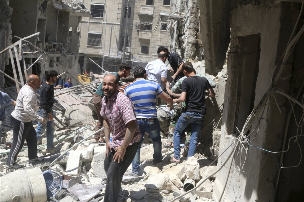 Útoky na důležitou nemocnici v Sýrii si vyžádaly až 60 obětí.
