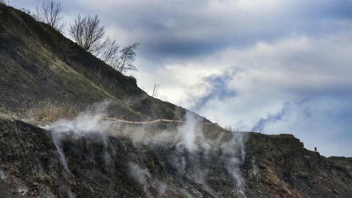 Stoletá halda Heřmanice je výsypka bývalého černouhelného Dolu Heřmanice a Dolu František, která během desetiletí narostla do výše 30 metrů. Materiál obsahuje asi 11 procent uhlí, ale i sirné sloučeniny. Právě kvůli tomuto složení obří skládka v podzemí hoří. Stoletá halda Heřmanice je výsypka bývalého černouhelného Dolu Heřmanice a Dolu František, která během desetiletí narostla do výše 30 metrů. Materiál obsahuje asi 11 procent uhlí, ale i sirné sloučeniny. Právě kvůli tomuto složení obří skládka v podzemí hoří.