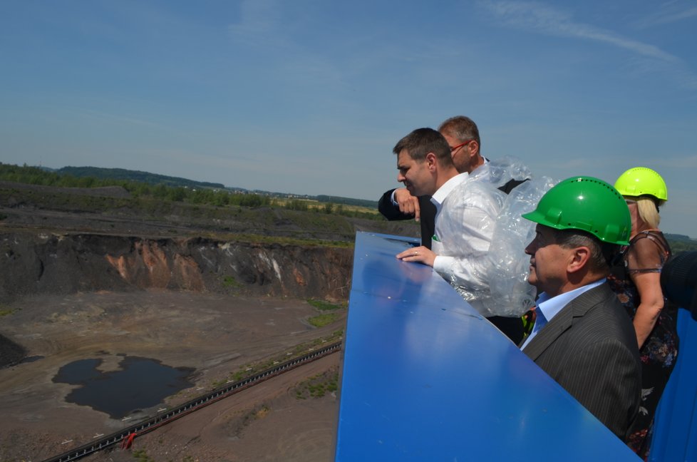 Zahájení plného provozu Homogenizační linky si nenechal ujít ani ministr průmyslu a obchodu Jiří Havlíček.