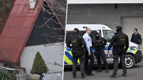 Chalupa, ve které byl držen unesený Marek, a policisté.