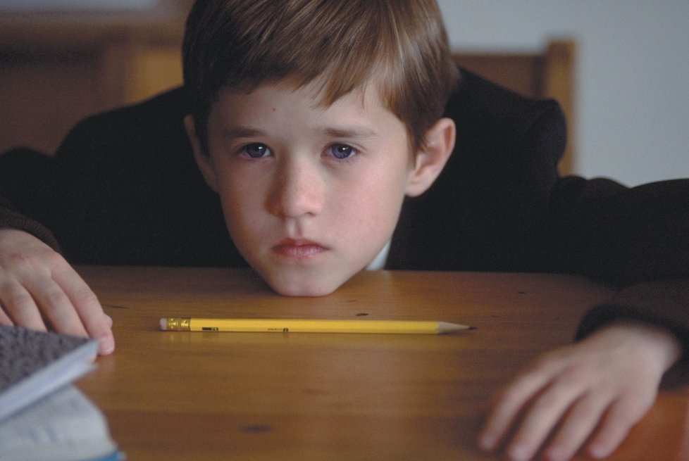 Haley Joel si v osmi letech zahrál postavu kluka Cole Seara, který vidí a komunikuje s duchy