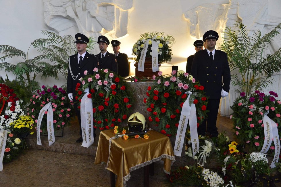 Jakuba Halíka vyprovází na poslední cestu také jeho hasičská helma a sekyrka