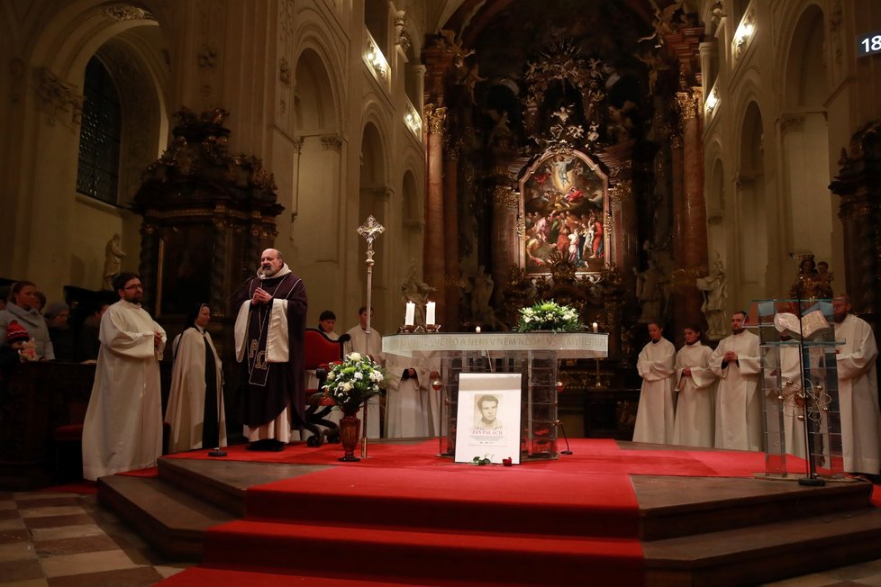 Kněz Tomáš Halík uctil v kostele Nejsvětějšího Salvátora památku Jana Palacha (15. 1. 2019)
