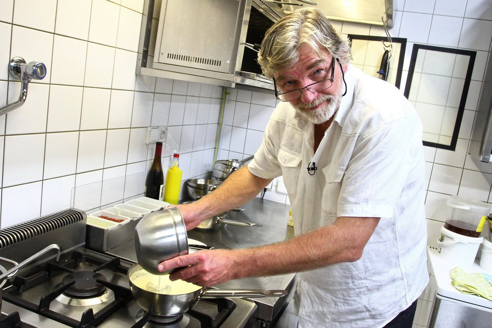 „Podzimní variace z českých řek, luhů a hájů“ si pro své VIP hosty a milé soupeře přichystal herec Vladimír Kratina.