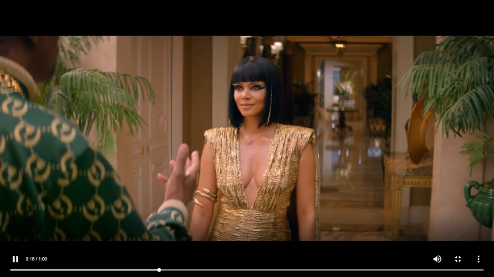 Reklama, ve které si Halle Berry zahrála sexy Kleopatru.