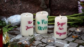 Halle: Vzpomínka na oběti bílého teroristy z 9. října 2019.